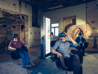 Das Bild zeigt Museumsbesucher, die eine VR-(Virtual Reality) Brille tragen